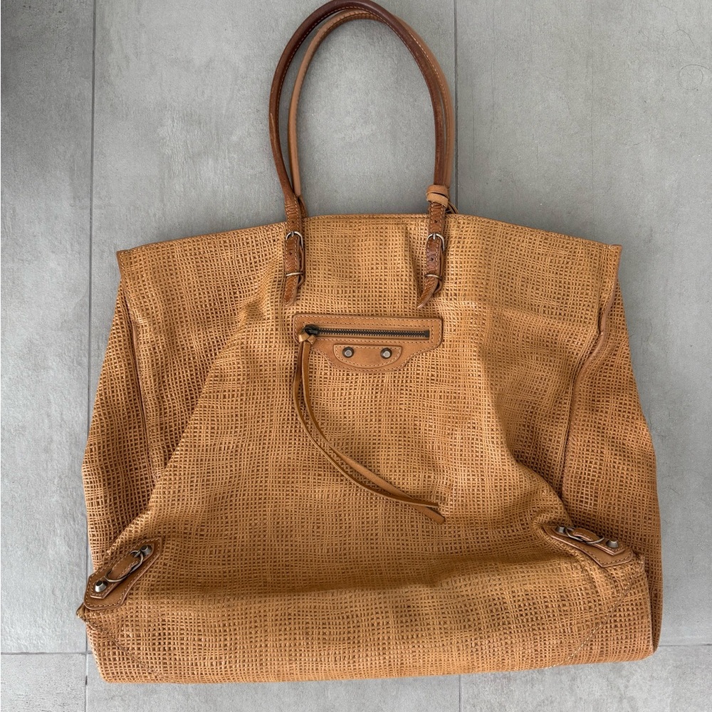 Authentic Balenciaga Papier Tote in Tan - Picture 7 of 9